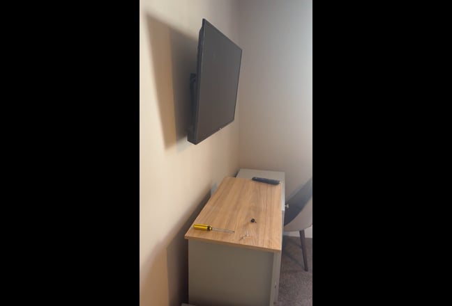 Quiet room in comfortable townhouse  Main Photo