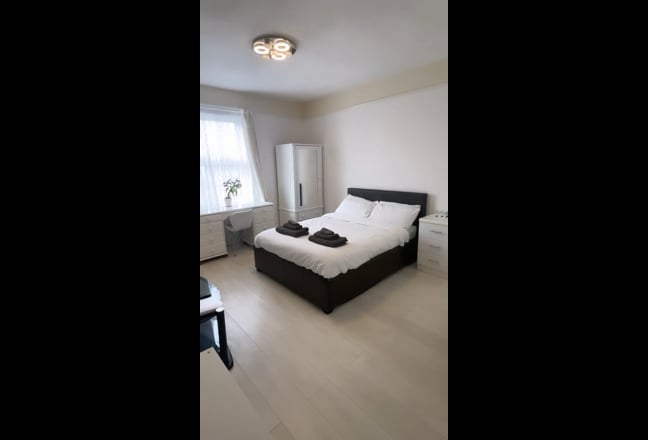 Spacious Double room in a family home.  Main Photo