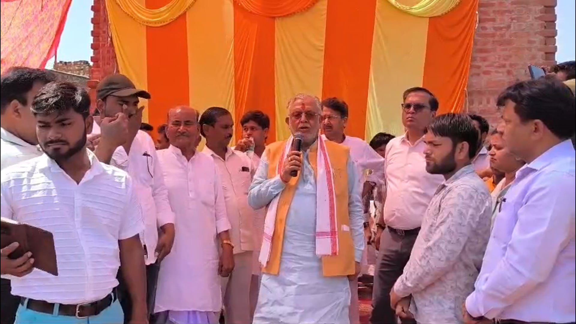 शाहजहांपुर, 09 अप्रैल। विकासखंड ददरौल के ग्राम शाहबाजनगर में गुरुवार को उत्तर प्रदेश सरकार के वित्त एवं संसदीय कार्य मंत्री सुरेश कुमार खन्ना ने 111.88 लाख रुपये की लागत से बनने वाले सामुदायिक भवन का भूमि पूजन कर शिलान्यास किया। इस दौरान जिलाधिकारी धर्मेंद्र प्रताप सिंह भी मौजूद रहे।