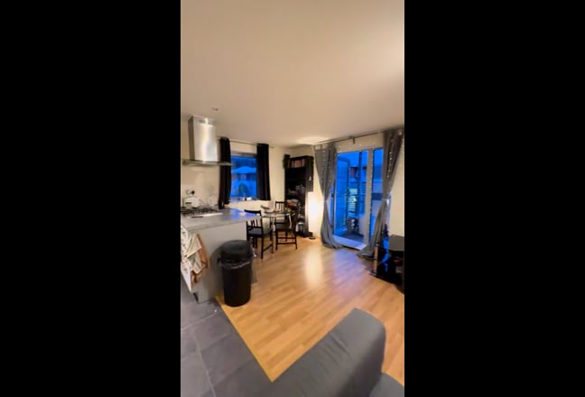 Spacious Room in 2B2B Flat | Bow Road | Balcony |  Main Photo