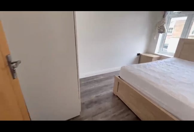 2 Bed Flat With Balcony Near Limehouse DLR, E1. Main Photo