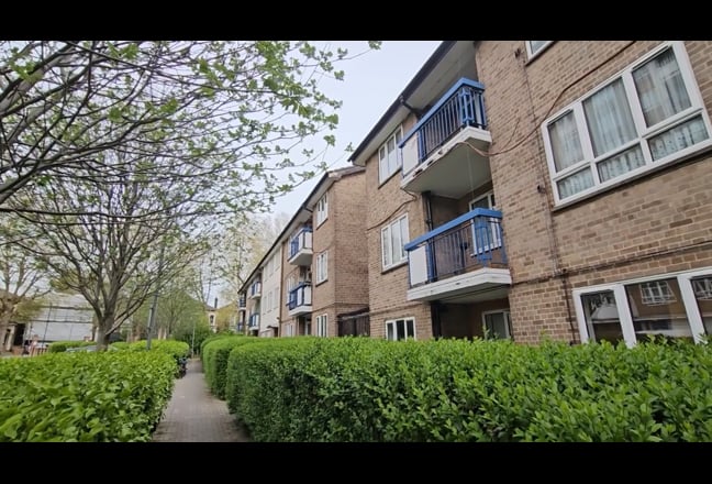 Large double room in garden flat Main Photo