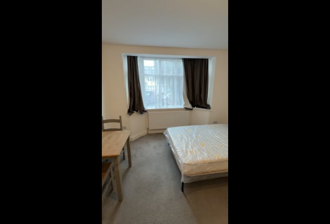 Large Ensuite Room in Hounslow West TW5!  Main Photo