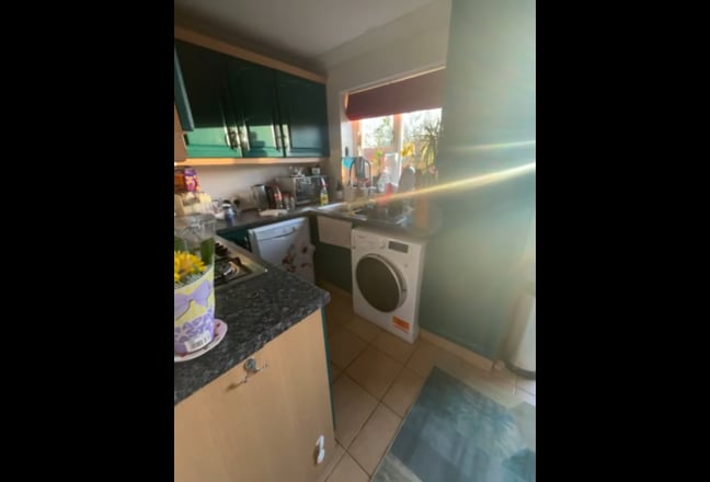 Double room available in family home  Main Photo