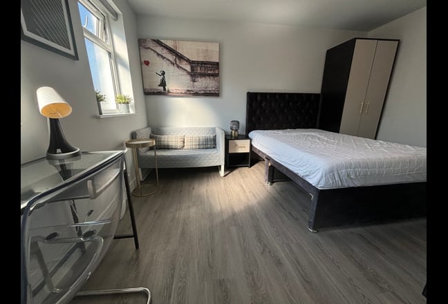 🌳Guildford Huge En-Suite Studio Bills/Clean Inc🏥 Main Photo