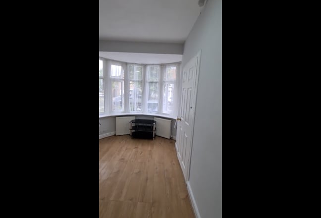 Ensuite | XL Room | Bills Inc | Station | Sudbury Main Photo