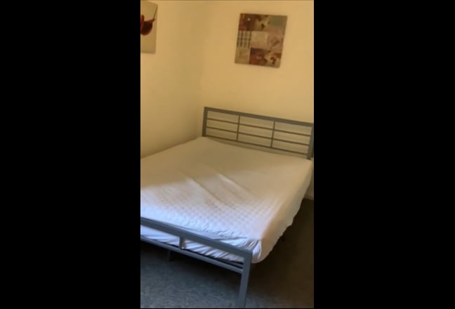 Double room available in 6 Bedroom Student House Main Photo