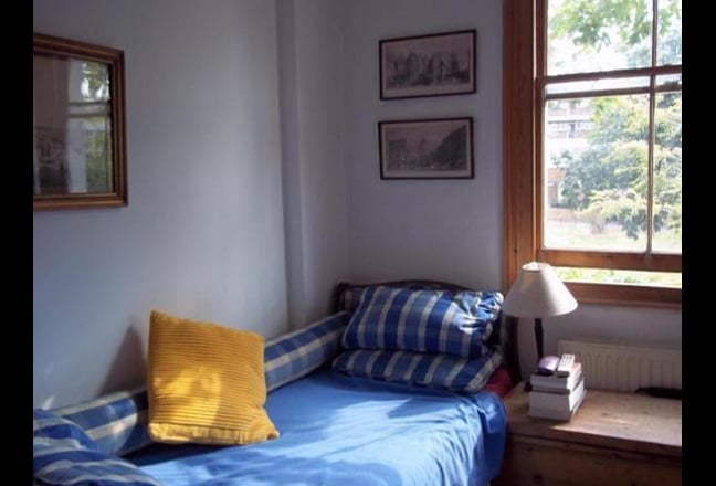 Oval SW8 Lovely Sngle Bedsit in Quiet, Green Oasis Main Photo