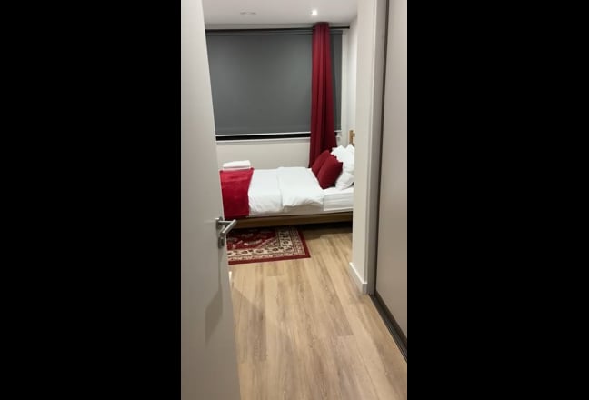 En-suite in 2 bedroom apartment  Main Photo