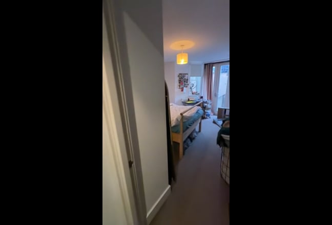 Double bed in Hackney Main Photo