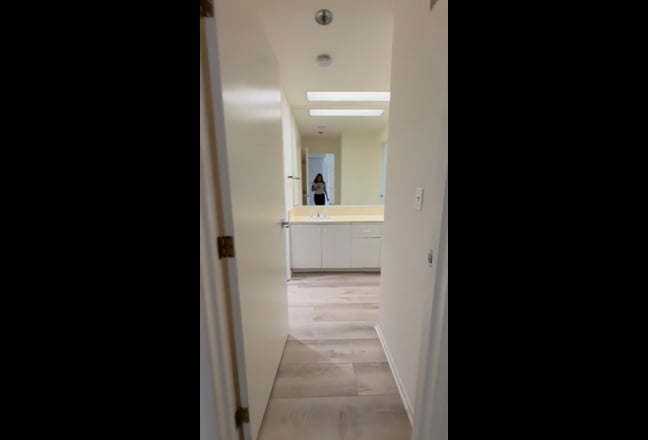 🌴 Private Bedroom + Bathroom on Wilshire Corridor Main Photo