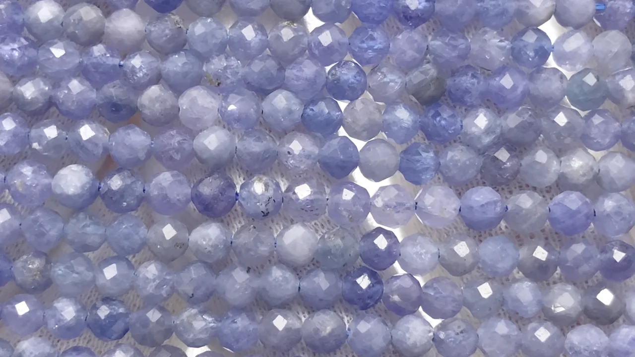 タンザナイト（産地・タンザニア） ラウンドカット4mm 1連｜天然石