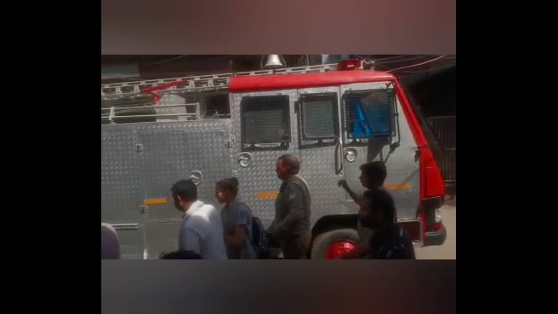 MANT-मथुरा के डीग़ गेट स्थित शारदा परिसर में,ट्रांसफार्मर में भीषण आग, इलाके में मचा, हड़कंप,,