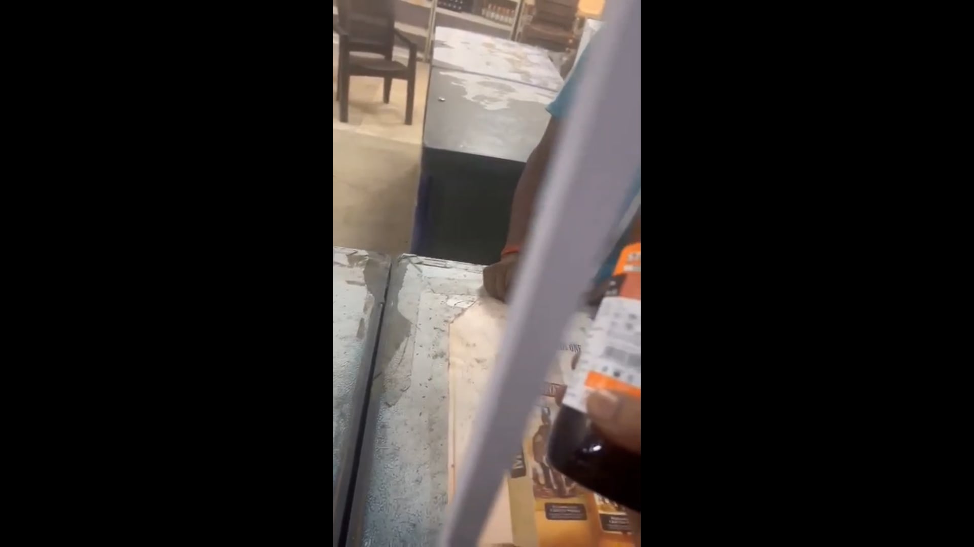 ➡️.....120 MRP की बीयर 180 रुपए में 180 की बीयर 270 में..

सतना। यही हाल व्हिस्की का है,