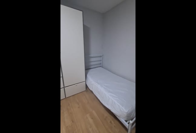 Ensuite | XL Room | Bills Inc | Station | Sudbury Main Photo