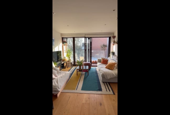 Charming Double Bedroom in Prime Islington Main Photo