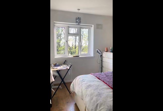 Spacious, bright double room in lovely flat Main Photo