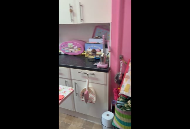  Double  bedroom  &  garden  for  females only.  Main Photo