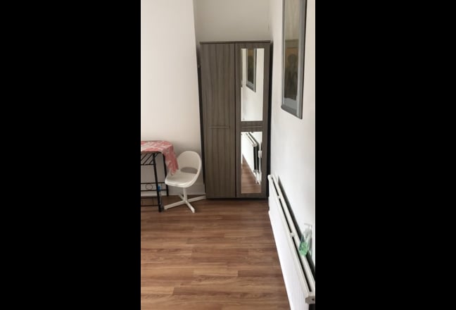 Double room in classy house share Main Photo