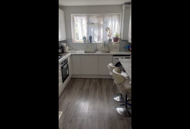 Spacious Double Room for Rent – Clean & Comfortabl Main Photo