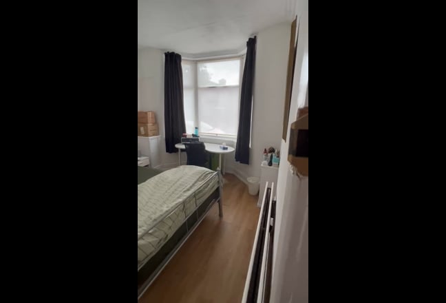 Bills included close to local amenities& Uni Main Photo