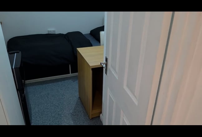 Single box room- Fully furnished Main Photo