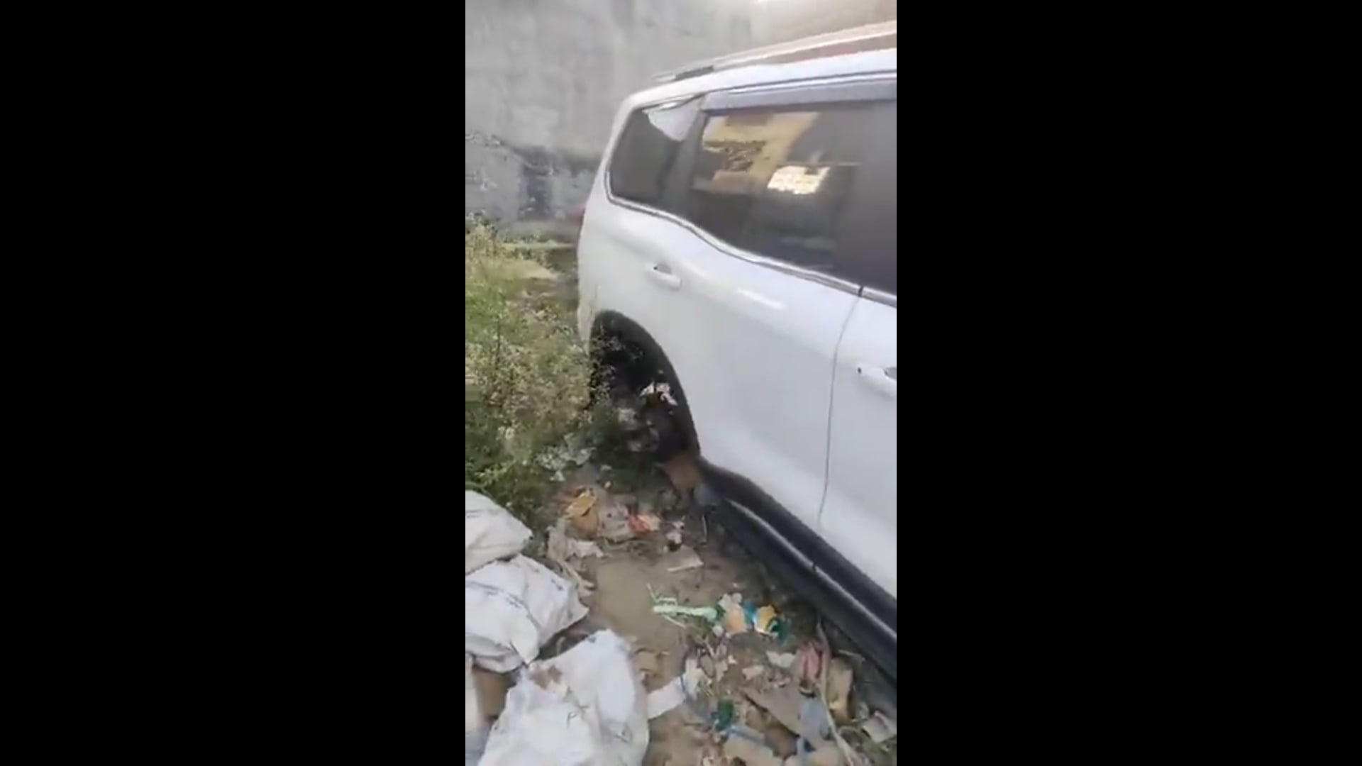 ग्रेटर नोएडा में एक व्यक्ति ने 18 दिन पहले ही नई स्कॉर्पियो खरीदी थी। कल रात चोर आए। CCTV कैमरे के तार काटे। ईंट–जैक लगाकर स्कॉर्पियो ऊपर उठाई। फिर चारों टायर चुरा ले गए।