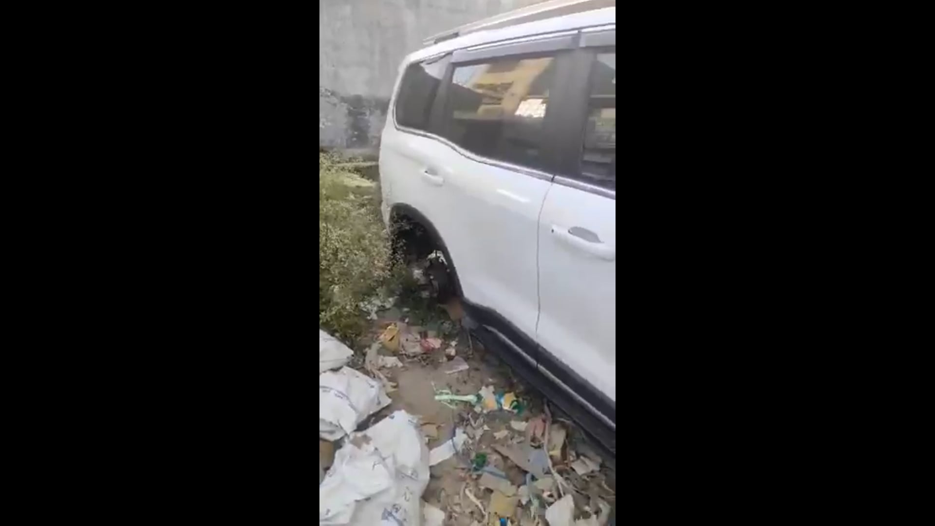 ग्रेटर नोएडा में एक व्यक्ति ने 18 दिन पहले ही नई स्कॉर्पियो खरीदी थी। कल रात चोर आए। CCTV कैमरे के तार काटे। ईंट–जैक लगाकर स्कॉर्पियो ऊपर उठाई। फिर चारों टायर चुरा ले गए।