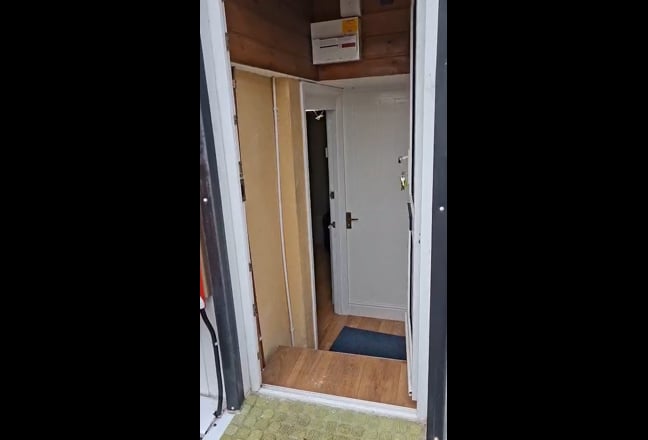 1 bedroom with ensuite and kitchen  Main Photo