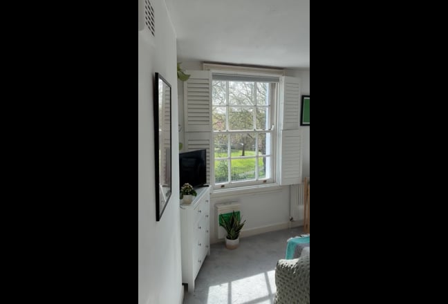 Spacious double bedroom right next to Oval station Main Photo