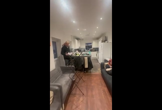 8 bedroom house- 1 space  Main Photo