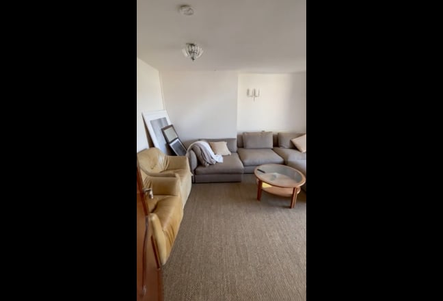 Bright and airy double bedroom in West London Main Photo