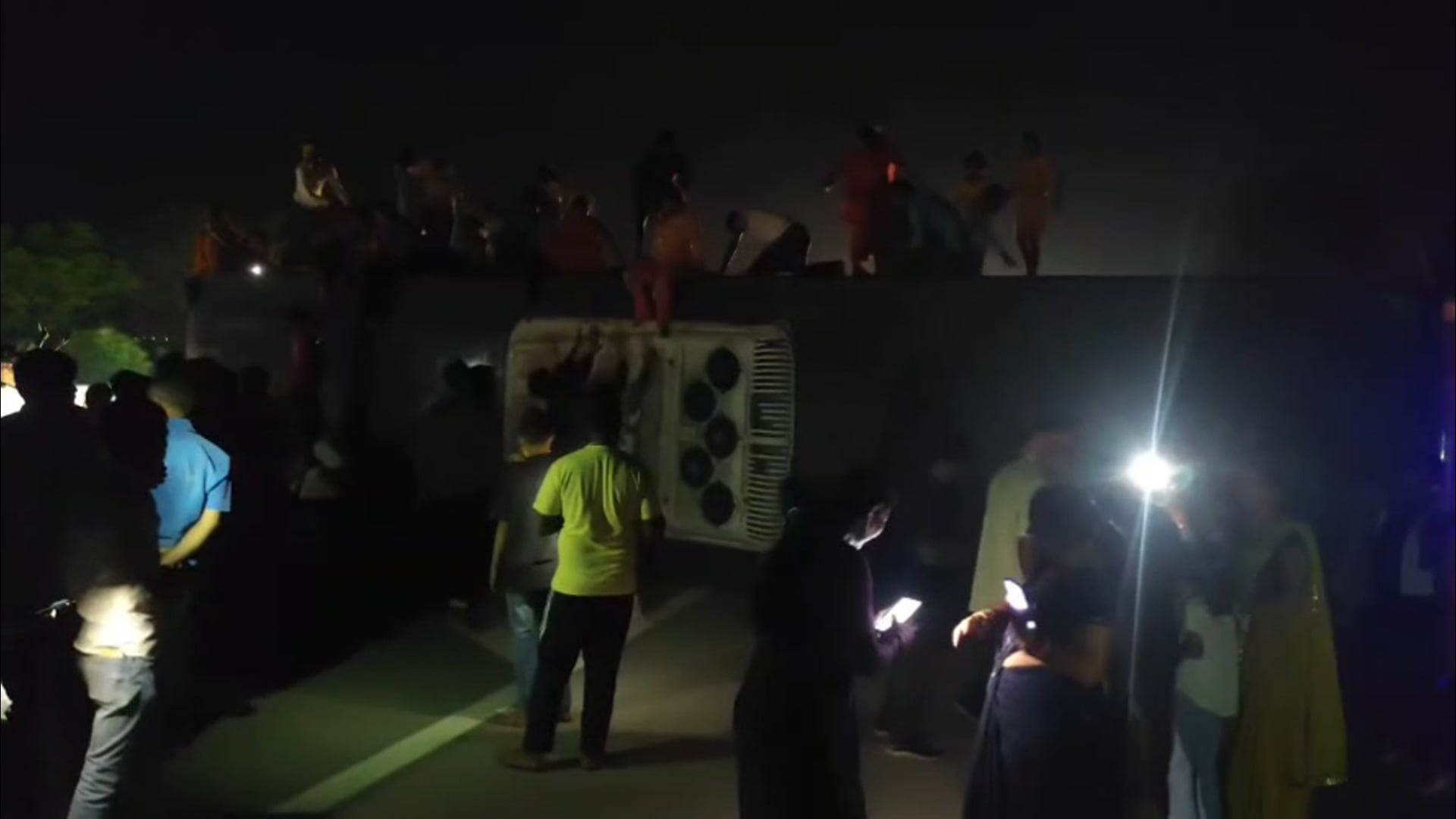 यमुना एक्सप्रेस वे पर यात्रियों से भरी बस अनियंत्रित होकर पलटी, कई यात्री हुए घायल।