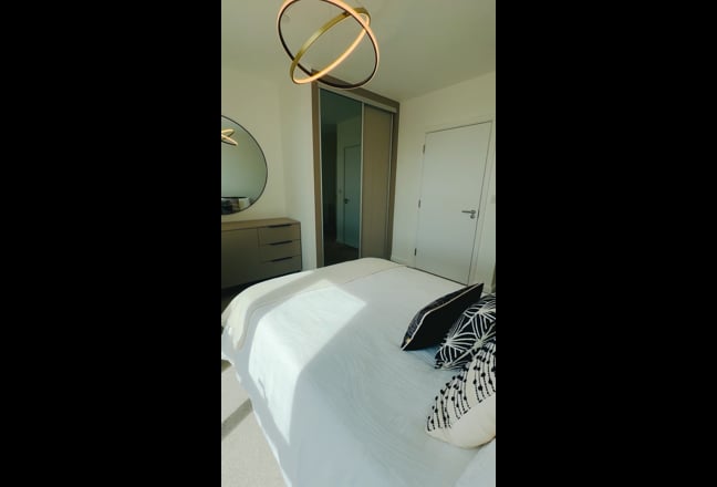 Modern ensuite double bedroom with new mattress  Main Photo