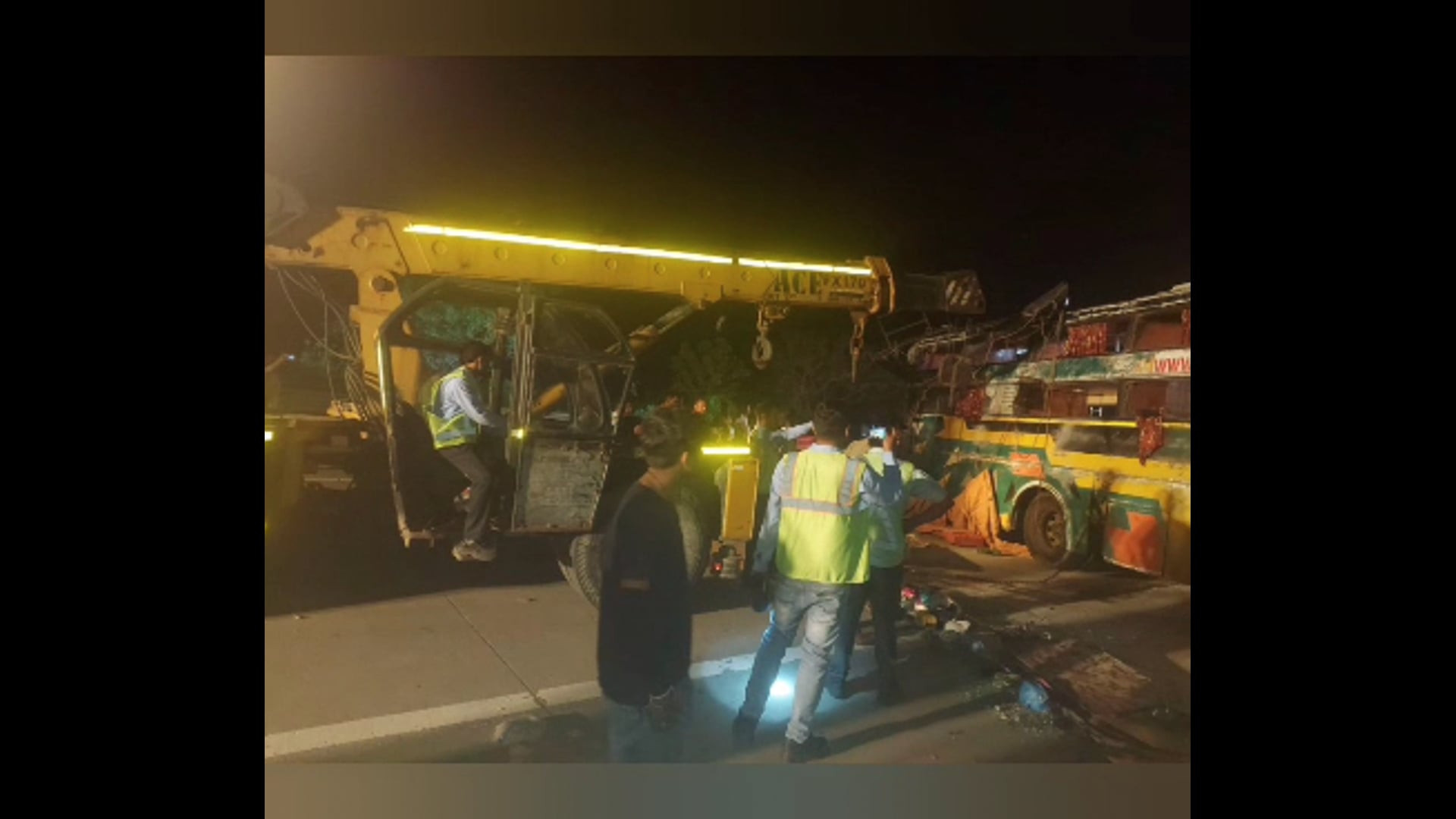 “ MANT- यमुना एक्सप्रेस-वे पर पलटी डबल डेकर बस… चीखों के बीच कैसे बची 72 जिंदगियां?”