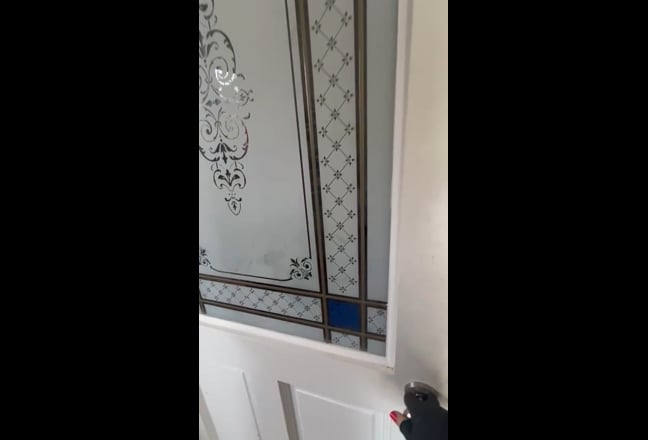 Bright, spacious  ensuite & own lounge area Main Photo