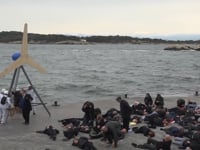 Performance contra el parc eòlic marí de Roses