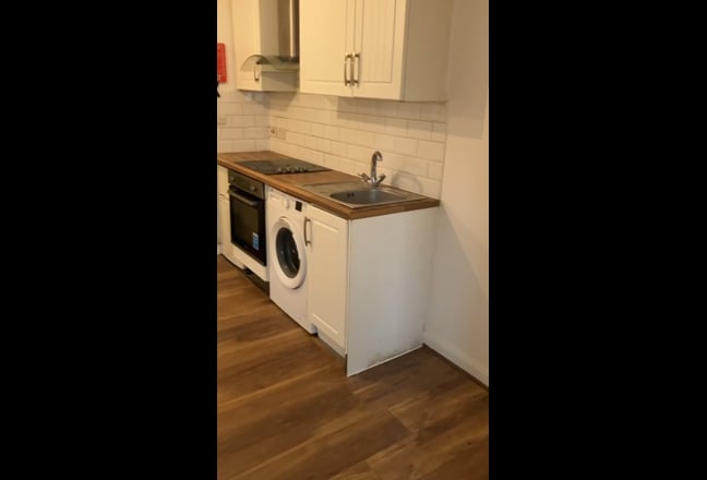 Ground floor studio in West Norwood*Couple Allowed Main Photo