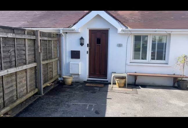 Room To Rent ( long term) Main Photo