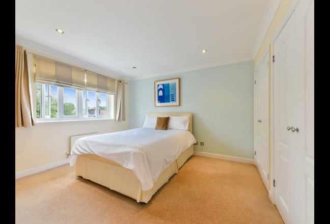 Wonderful Kingsize Bedroom Available  Main Photo