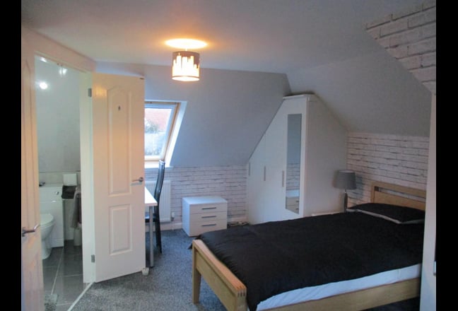 Double en-suite room with single bed Main Photo