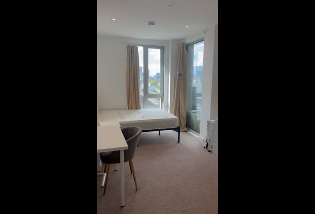 &pound;950PCM | Bright Double Room | 2 mins to DLR  Main Photo