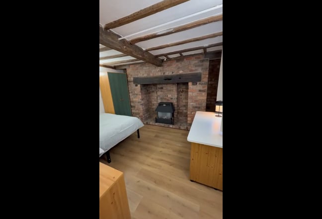 Great room located close to town and hospital Main Photo