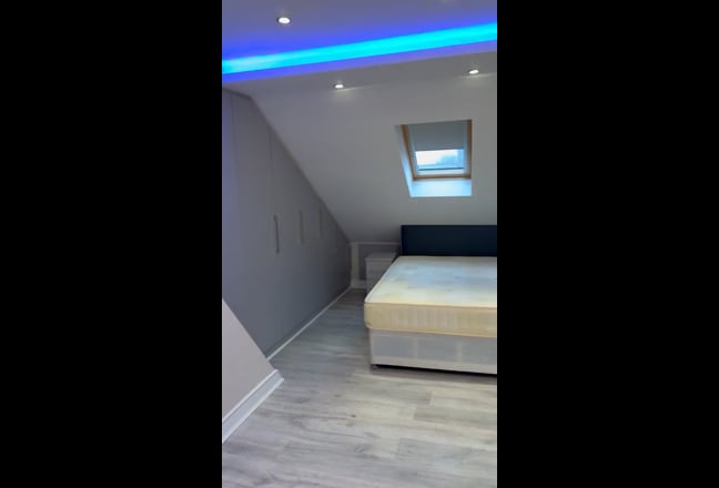 Modern self-contained loft studio available in IG3 Main Photo