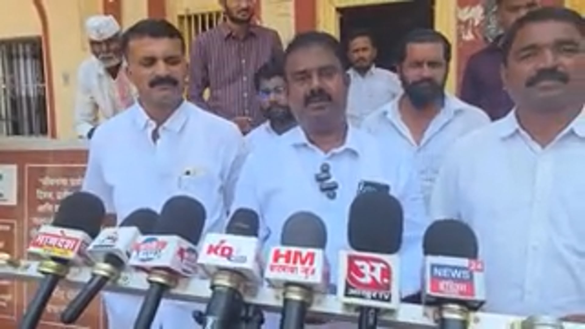 ज्यांचे घर काचेचे असते त्यांनी दुसऱ्याच्या घरावरती दगड मारायचा नसतो यु टी जाधव 