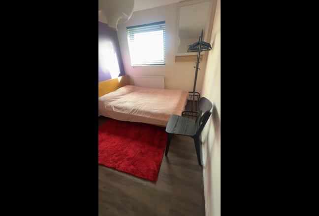 Cozy Double bed available in semi detached house Main Photo