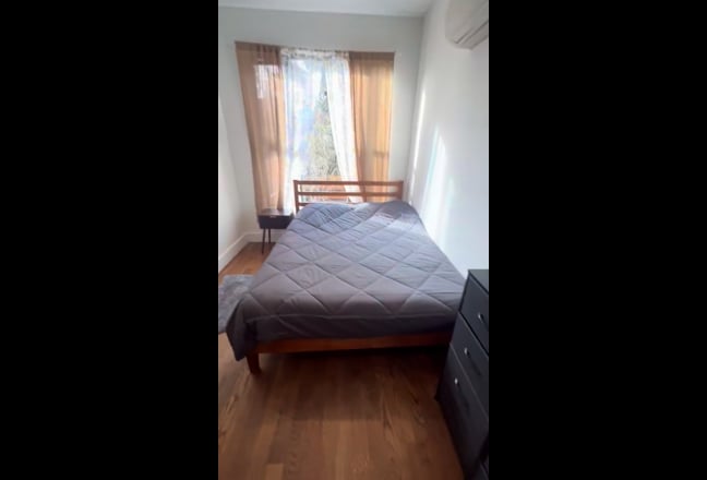 Large Queen Bed Room Available ASAP - April 15 Main Photo
