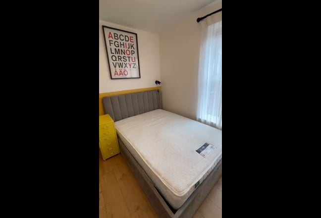 Styles double bedroom 10 mins walk to the beach  Main Photo