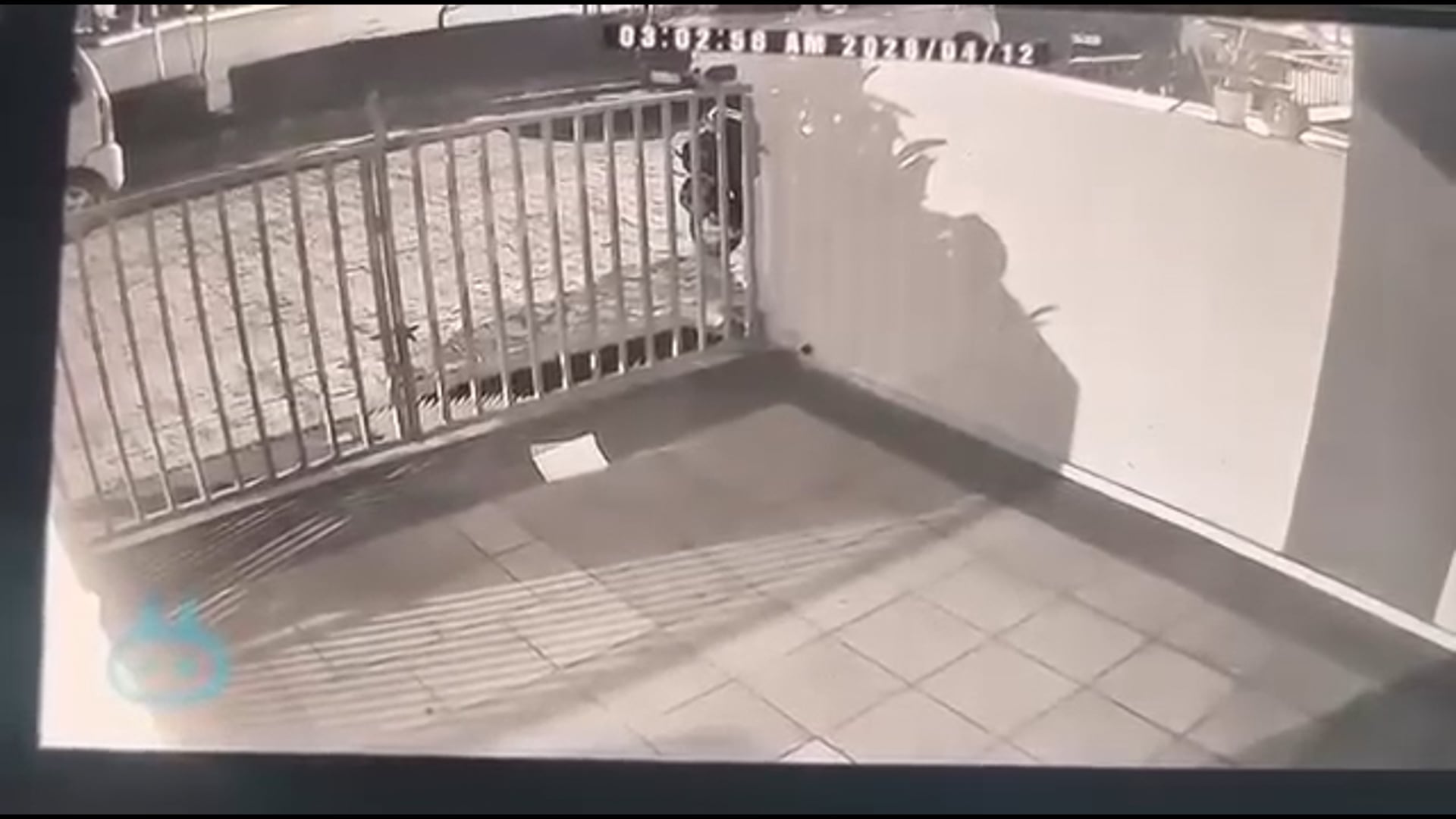 बैंक मैनेजर के घर का ताला तोड़ चोरी का प्रयास, CCTV में कैद वारदात
शाहजहांपुर: जिले में बढ़ती चोरी की घटनाओं के बीच रोजा थाना क्षेत्र की लोधीपुर स्थित सिटी पार्क कॉलोनी में चोरों ने एक बैंक मैनेजर के मकान को निशाना बनाया। बदमाश घर का ताला तोड़कर अंदर घुसे और करीब 20 मिनट तक मकान में रहे। पूरी वारदात सीसीटीवी कैमरे में कैद हो गई है।