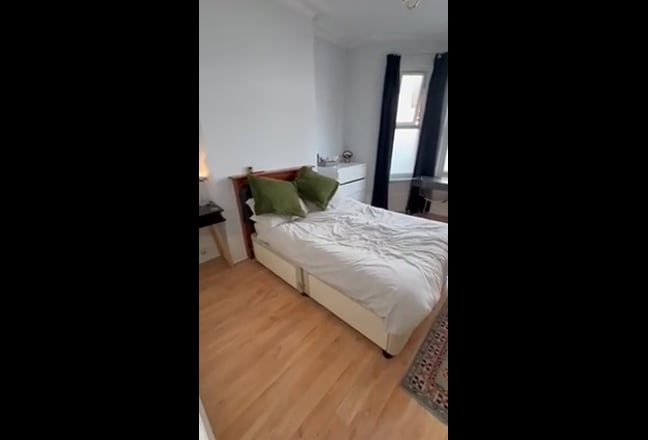 Large double room to let (Couple welcome)  Main Photo